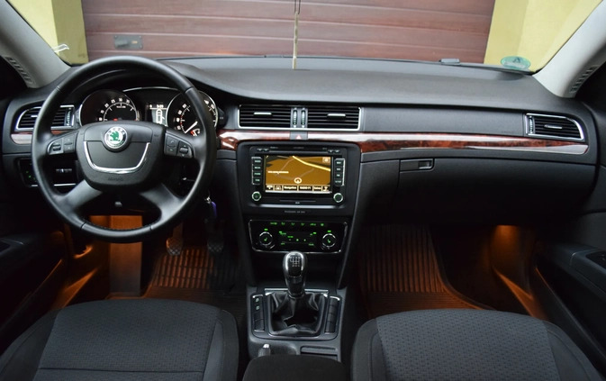 Skoda Superb cena 36900 przebieg: 199700, rok produkcji 2011 z Choszczno małe 154